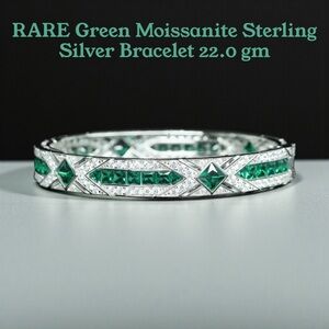 Luxurious Green & Clear Moissanite, D Color VVS1 Sterling Silver Bracelet 22.0gm